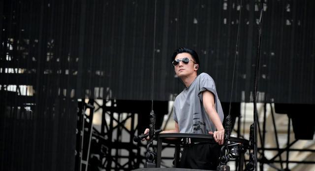 AA, 舞台, 你背着我们 AA, 舞台, 你背着我们