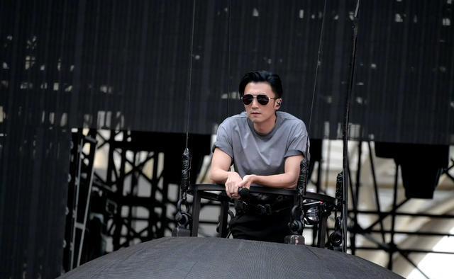 entit, 服改良的, 唱会舞台二 entit, 服改良的, 唱会舞台二